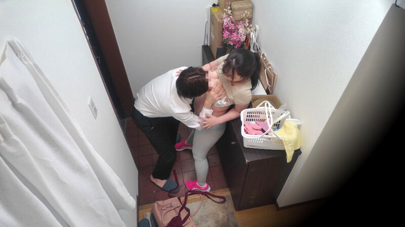 我慢できない…玄関セックス 扉一枚隔てた向こうは外。ムチムチの家政婦にセクハラ 玉木くるみ - サンプル画像 - 4