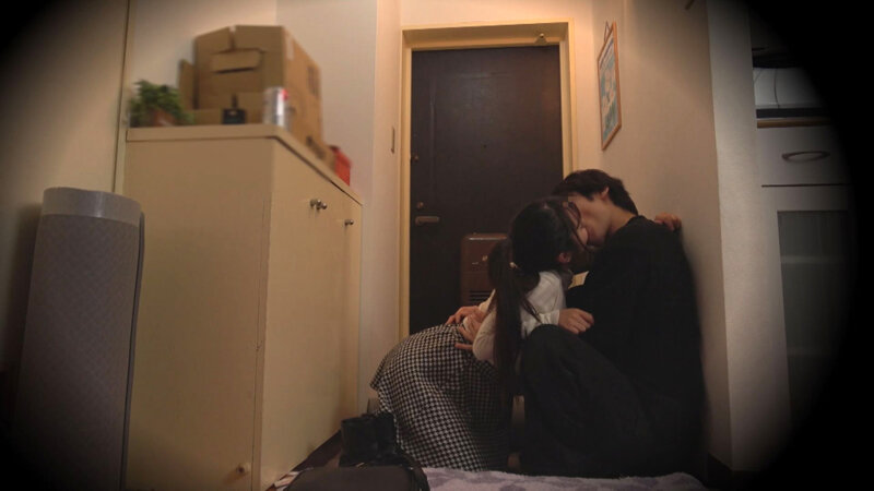 我慢できない…玄関セックス 扉一枚隔てた向こうは外。フラれたばかりの巨乳女とヤケ酒SEX 星乃夏月 - サンプル画像 - 2