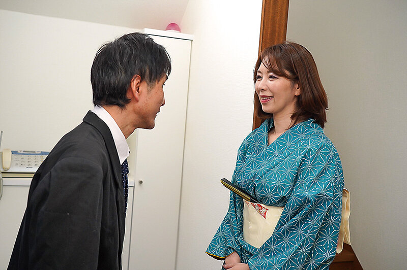 一見さんお断り！美人女将の卑猥なおもてなし！！ 翔田千里 - サンプル画像 - 1