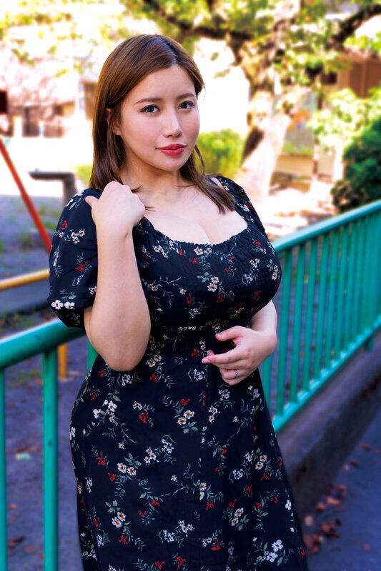 二十年ぶりに再会した清楚だった同級生はドすけべボディの淫乱巨乳人妻に変貌していた！ 永井マリア - サンプル画像 - 20