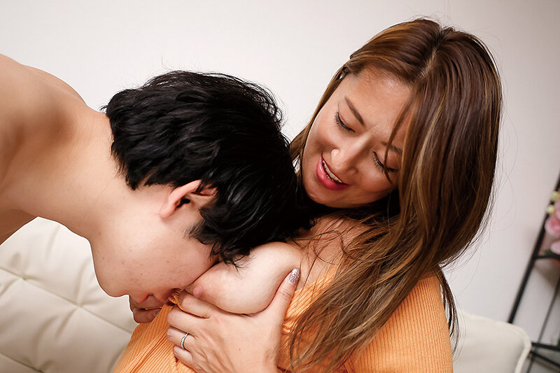 たわわな胸元を見せつけ誘惑してくる上司の奥さん 吹石れな - サンプル画像 - 4