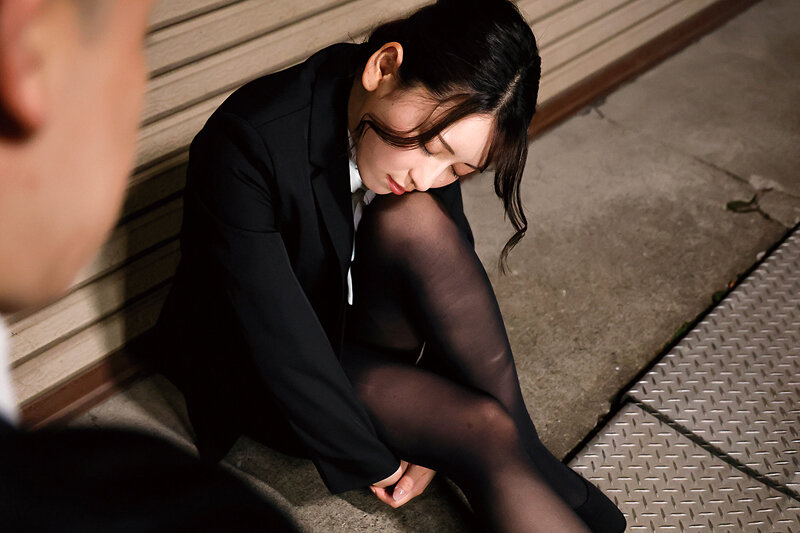 飲みすぎたフリしてデカチン部下を誘惑する淫乱女上司 紗々原ゆり - サンプル画像 - 2