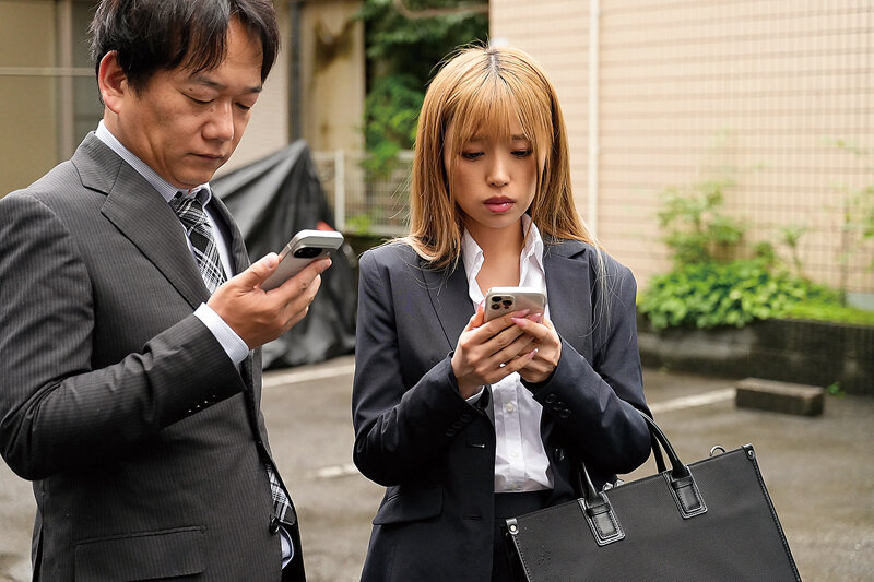 まさかの相部屋＆逆NTR 冴えない上司の俺に会社で一番の美人部下が… 椿りか - サンプル画像 - 4