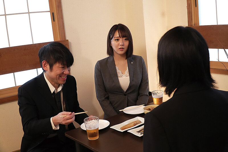 なんで一部屋しか予約してないの！？まさかの相部屋でポンコツ年上部下のエリートチ〇ポに夢中にさせられた私… 梓まりの - サンプル画像 - 8