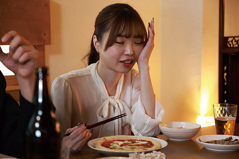 なんで一部屋しか予約してないの！？まさかの相部屋でポンコツ年上部下のエリートチ〇ポに夢中にさせられた私… 宮本さと美 - サンプル画像 - 3