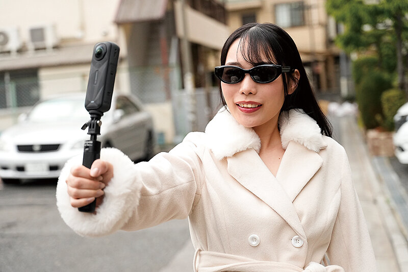 【人妻配信コラボ】『いつもよりエロい私を見てね』ネットで知り合ったカメラマンと密会！夫には絶対見せられない裸コートで男の家に押しかけ、玄関即尺から激しくイキまくる絶倫人妻の裏の顔 月乃ことね - サンプル画像 - 6