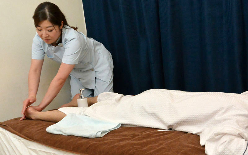 意外とヤレる！！ ビジネスホテル・マッサージ師のオバサン2 - サンプル画像 - 4