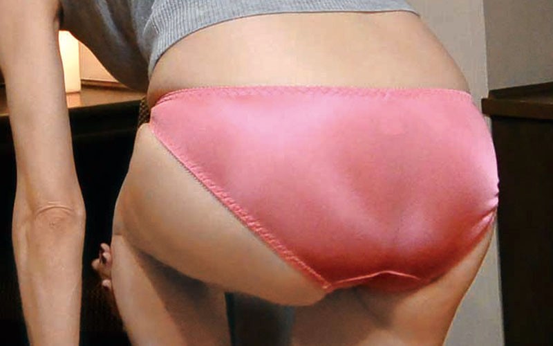 着替える叔母さん デカ尻パンチラに欲情した甥っ子 - サンプル画像 - 9