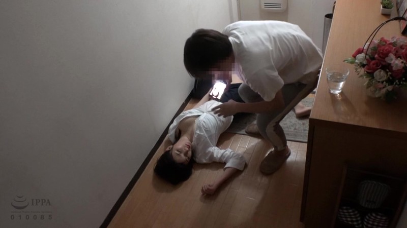 睡眠薬で巨乳の姉を眠らせて妊娠するまで中出し射精を繰り返す弟の猥褻記録映像 - サンプル画像 - 1