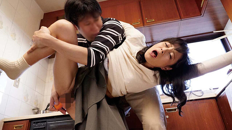 お義母さん…素敵です… あんな小娘よりも私の方が良いでしょ？ 美しき義母の色香に惑わされ 禁断の愛を受け入れてしまった母 12人4時間 - サンプル画像 - 11