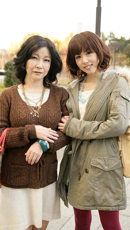 家族の絆は固かった！？「お父さんには言わないで」とか言いながら、娘の前でもお構いなし、欲求不満を拗らせた熟女母12名4時間2 - サンプル画像 - 8