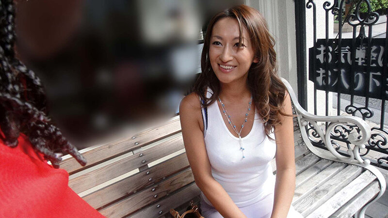 「やっぱり大きいのかな」「ちょっと興味あるかも」黒人にナンパされた熟女さんはデカマラに興味津々 想像以上の巨根を膣奥まで突っ込まれ狂ったようにイキまくる 黒人マラで昇天する素人熟女12人4時間SP3 - サンプル画像 - 1