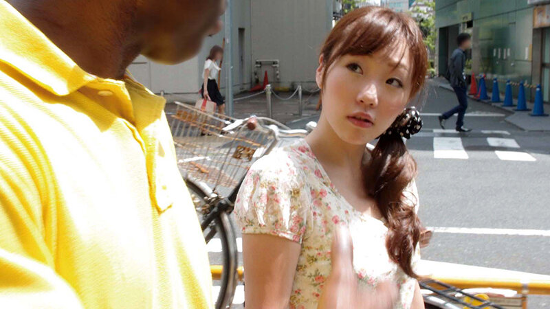 「やっぱり大きいのかな」「ちょっと興味あるかも」黒人にナンパされた熟女さんはデカマラに興味津々 想像以上の巨根を膣奥まで突っ込まれ狂ったようにイキまくる 黒人マラで昇天する素人熟女12人4時間SP3 - サンプル画像 - 3