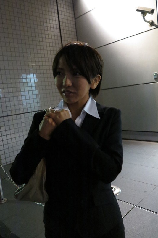 「今日は旦那が飲み会で遅いから…」金曜日夜、仕事帰りの新妻でも少しはハメを外したいから見知らぬ男に急に声を掛けられても内心嫌じゃない - サンプル画像 - 15