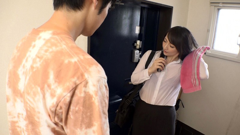 オフィスで働く優しい義母が暴風雨の中ビショ濡れで帰宅！Yシャツに張りつくデカ乳に欲情した息子は我慢できず鷲掴み！ご無沙汰過ぎて触れられるだけで感じる超敏感な義母にチ○ポ挿入！水滴弾く張りのあるオッパイを激しく揺らしながら連続イキ！ - サンプル画像 - 14