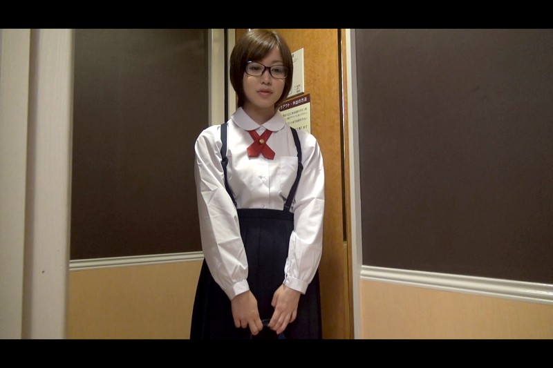 地味で無口な女学生が自ら援交を志願してきたら、見た目に反してオヤジ好きのドエロだった。後日、今風の服装をさせたら超可愛く変身した。 篠田ゆう - サンプル画像 - 1