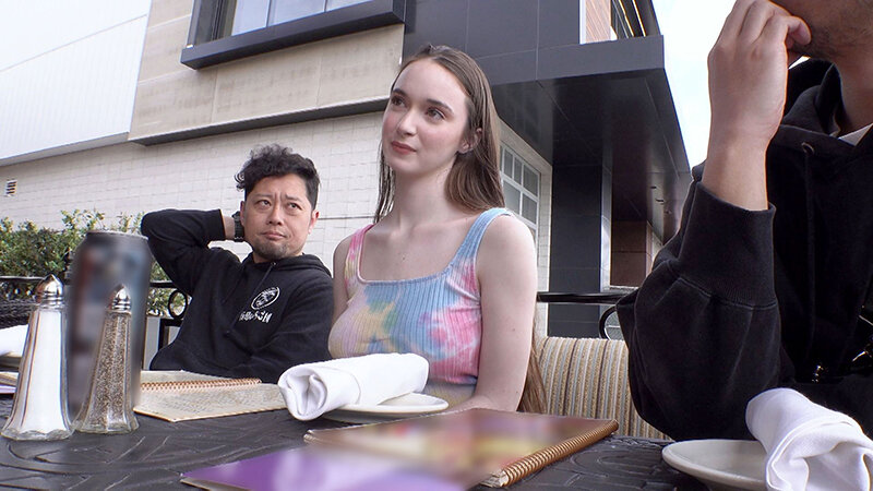 ロスでナンパした失恋したばかりの女子大生が美乳ぷるるん中出しAVデビュー ヘーゼル（22） - サンプル画像 - 2