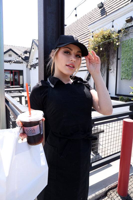 ロスの有名ホットドッグ店の看板美女がオモチャのモニターからまさかの絶頂生ハメSEXに！！アナ（25） - サンプル画像 - 1