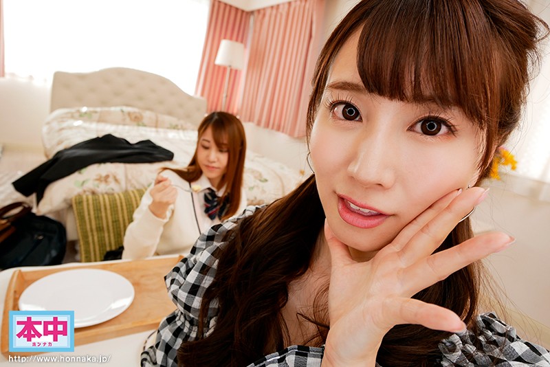 至近距離に彼女がいるのに耳元でコソコソ口説いてくるささやき誘惑中出し 初川みなみ - サンプル画像 - 1