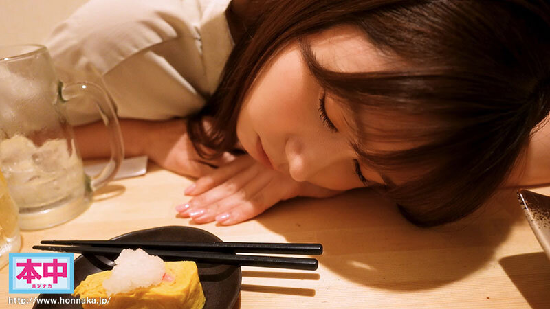 昔からの気軽に話せる女友達が会社では上司からも部下からも仕事ができる女だと思われていて、たまには弱さをみせたいのにと愚痴をこぼすので、 居酒屋とバッティングセンターデートに付き合ったら、なんか盛り上がっちゃって終電逃してラブホにお泊り 明日の朝… 五日市芽依 - サンプル画像 - 2