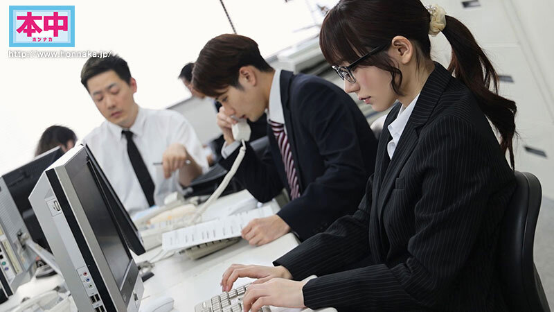 地味で物静かなOLの裏顔 退勤後に誰もが振り向く夜の蝶に変身し、所かまわず男を食い漁っていることを同僚たちはまだ知らない。 ギラパコBITCH メタモルフォーゼ中出し性交 五日市芽依 - サンプル画像 - 1