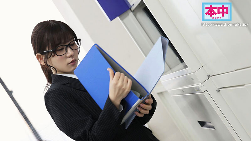 地味で物静かなOLの裏顔 退勤後に誰もが振り向く夜の蝶に変身し、所かまわず男を食い漁っていることを同僚たちはまだ知らない。 ギラパコBITCH メタモルフォーゼ中出し性交 五日市芽依 - サンプル画像 - 2