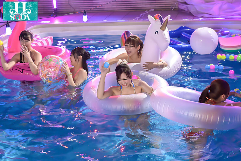 都内のセレブなナイトプールでS級水着美女軍団と夢のワンナイトハーレム乱交 - サンプル画像 - 3