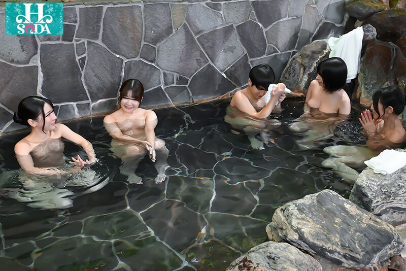 「恥ずかしい思いをさせて、ごめんなさい」混浴温泉に叔母に連れられて入ったら裸を見て勃起！しかも周りは女性だらけ！バレたらまずいと困っていると叔母がこっそり手で抜いてくれることに...しかも叔母も次第に興奮してしまい...！ - サンプル画像 - 5