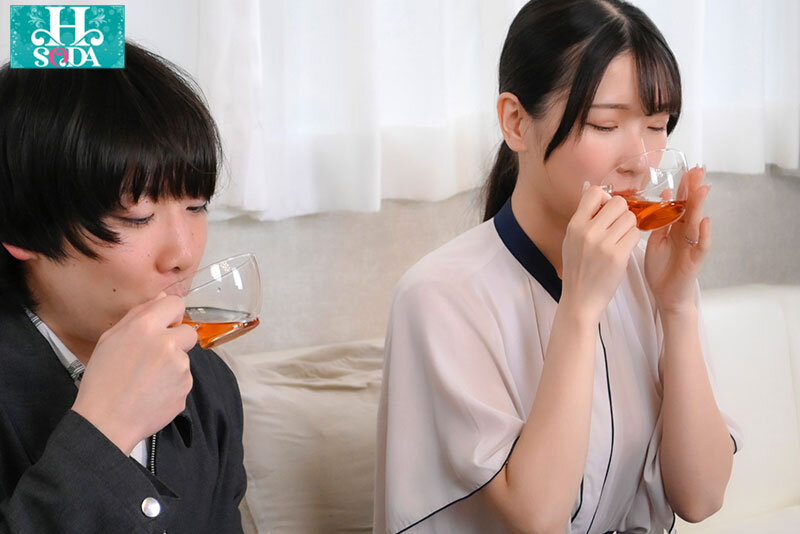 マジックミラーNTRエステ 隣で美乳スレンダーな彼女が寝取られているのに、僕は巨乳お姉さんの凄テクに抗えず、生中セックスしてしまった。 竹内有紀 宮西ひかる - サンプル画像 - 4