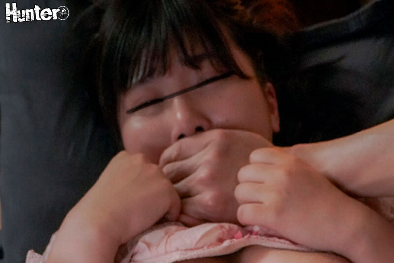 スローピストンサイレントレ×プ「えっ嘘、何してるんですか？」「バレたら大変な事になるから静かにしてろ！」彼女の親友たちを寝てる間に次々●す3 - サンプル画像 - 4