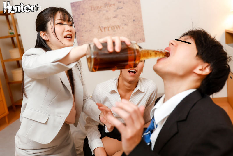 「バラされたくなかったら、オレのチ●ポ咥えろ！」むかつくレズカップルに強烈ビンタ＆イラマレ×プ！ムカつく女上司二人はレズカップルだった！ - サンプル画像 - 2