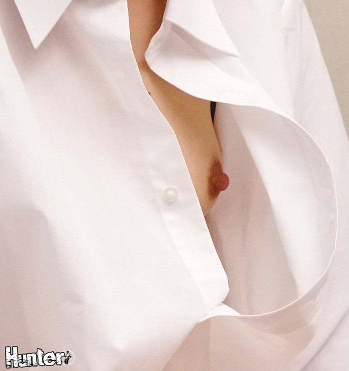 ボクが貸したワイシャツをノーブラで着た女子とまさかの自宅で二人きり！ワイシャツの隙間から見える乳首＆パンチラに勃起しまくり！イケメンの同僚の提案でボクの家で二次会をすることになり、美人の同僚がボクの家にやって来た！初めて女性が家の中にいることに緊張して… - サンプル画像 - 4