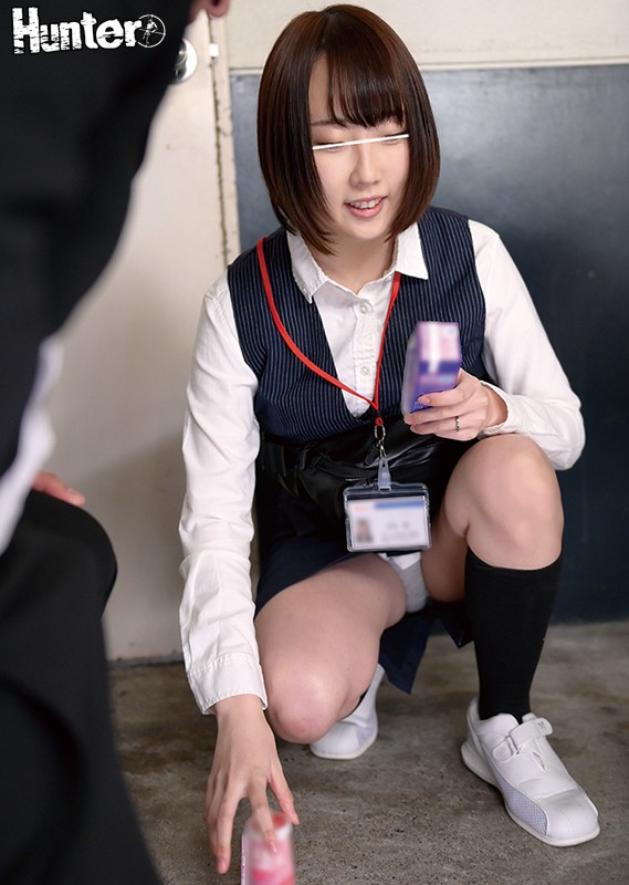 一生懸命働くキレイな女性（看護師、教師、OL…）は自分がパンチラしている事に気づかないほど仕事に夢中。その無防備なパンチラが男の勃起を誘発！2 - サンプル画像 - 3