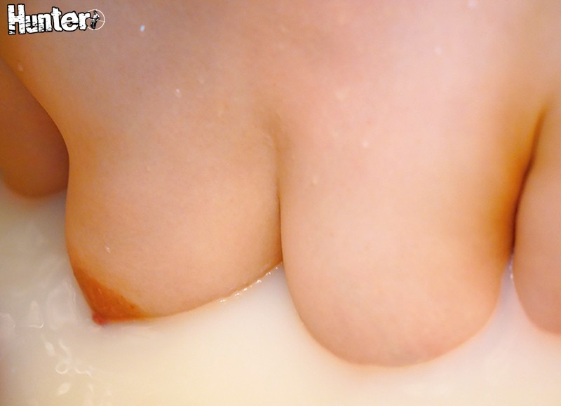 『ここで射精しても分からないよね…』巨乳すぎる義姉と入浴剤で白く濁ったお風呂でお酒まで用意して本格的な温泉ごっこしていたら…。 - サンプル画像 - 4