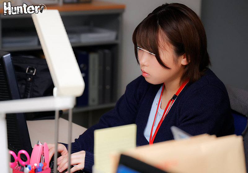 「私の胸いつも見てますよね…？」身近にいる無口で人見知りな地味女が隠れ巨乳で強すぎる性欲も隠れていた！しかもそれをボクだけが気づいている… - サンプル画像 - 5