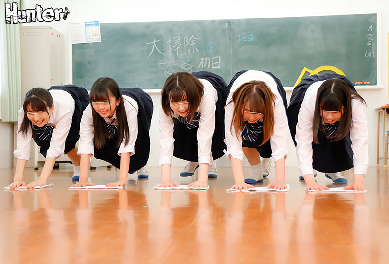 男はボク1人の学校の大掃除はパンチラ天国！見渡せば視界に広がる無数のパンチラに大興奮！2 去年まで女子校だった学校に編入したら男はボク1人！ - サンプル画像 - 3