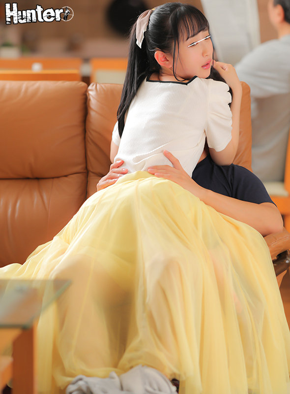 『あっダメ！激しく突いたらバレちゃう…』義妹がロングスカートの中でこっそり即ハメ要求！親の目の前でバレずにドキドキのこっそり連続イキ！超仲の - サンプル画像 - 4