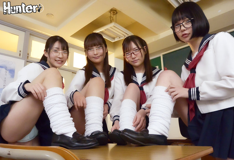 今からパパ活？放課後の教室でミニスカ×ルーズソックス×Tバックに着替えるいつも真面目な委員長はまさかの隠れビッチ女子だった！「ウソだろ？」と - サンプル画像 - 4