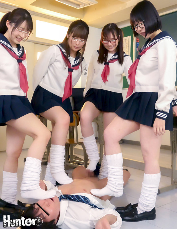 今からパパ活？放課後の教室でミニスカ×ルーズソックス×Tバックに着替えるいつも真面目な委員長はまさかの隠れビッチ女子だった！「ウソだろ？」と - サンプル画像 - 6