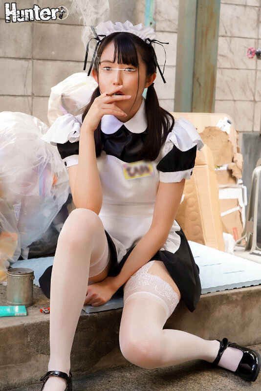 「寒いから休憩室がわりにアンタの部屋貸して」メイド喫茶の裏のゴミ捨て場でタバコを吸うドSなコンカフェ嬢に声をかけられセックスご奉仕させられた - サンプル画像 - 1