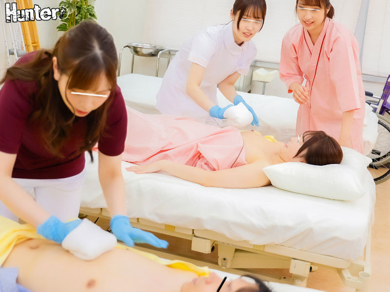 「えっ！？コレが演習！？」看護専門学校に入学したら男はボク1人！？校内演習は胸やお尻が無防備に見えるし触られるから当然フル勃起！ - サンプル画像 - 2