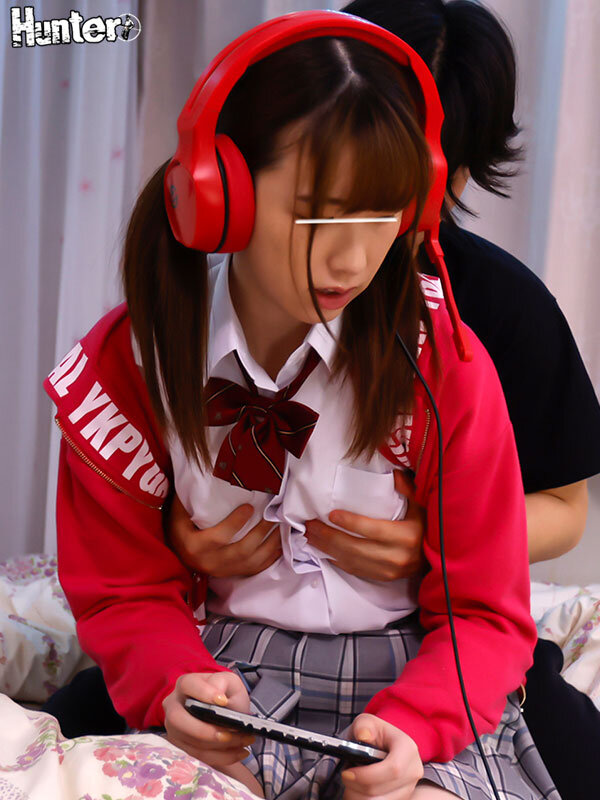 お尻を突き出しサイレントおねだり！ゲームに夢中でボクの話を無視するゲーマー妹。頭にきて妹のチクビを触ったけど無視！でも実は感じていたらしく… - サンプル画像 - 4