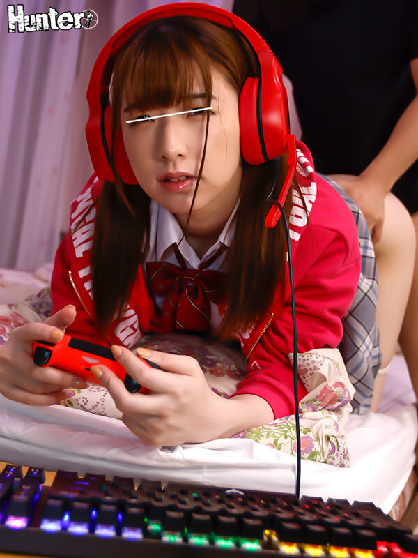 お尻を突き出しサイレントおねだり！ゲームに夢中でボクの話を無視するゲーマー妹。頭にきて妹のチクビを触ったけど無視！でも実は感じていたらしく… - サンプル画像 - 9