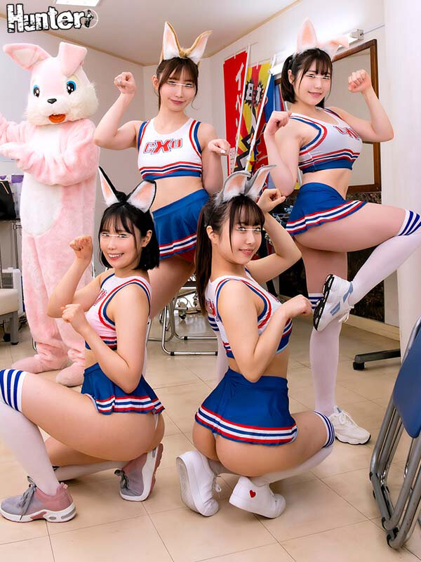 着ぐるみバイトはエッロいチアガールと楽屋が一緒！しかもカワイイ着ぐるみで油断したのか目の前で生着替え！脱ぐのを忘れてガン見でフル勃起！ - サンプル画像 - 1