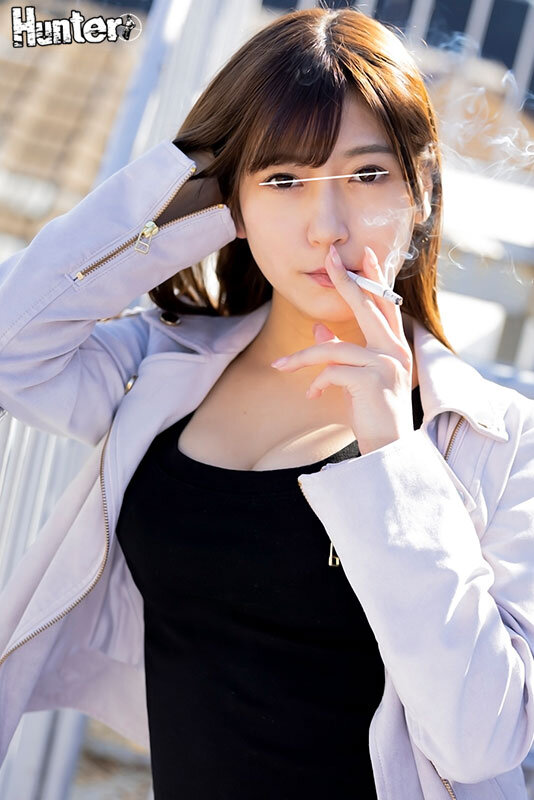 「私がシテあげよっか？」いつも外でタバコをふかしている隣のお姉さんと目が合う。童貞のボクには難度高すぎ！でもボクがフラれて落ち込んで帰ったら - サンプル画像 - 1