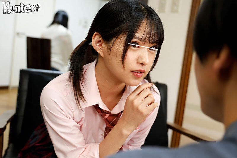 『ねぇ～スカートの中でオナニーして私のパンツにぶっかける勇気ある！？』超変態地味女子がとんでもない誘惑！周囲にバレない様にドキドキしながら… - サンプル画像 - 2