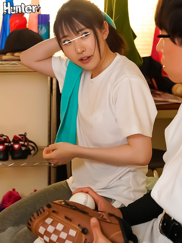 「体冷えちゃったから温めて…」ゲリラ豪雨でズブ濡れ透けブラ状態のマネージャーと部室で2人きり！気まずい空気だがスケスケなブラから目が離せず… - サンプル画像 - 3