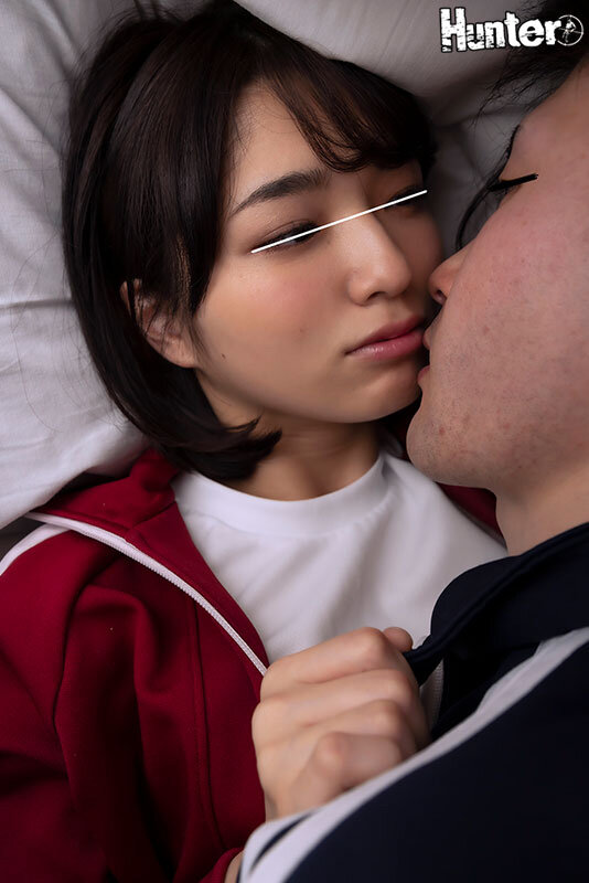 『し～っ！声出したらバレちゃうよ！』『近いんですけど…』修学旅行の奇跡！布団の中でクラスのマドンナと唇と唇の距離1mm！『唇当たったよね？』 - サンプル画像 - 1