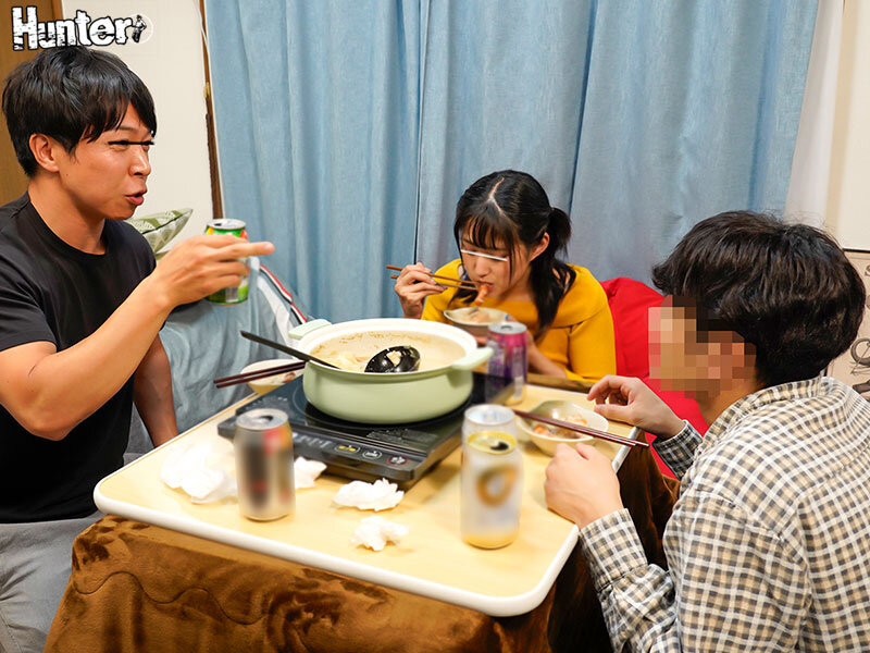 「いつもより濡れちゃった…」こたつ内NTR！親友の前で親友の彼女とこたつの中でバレないようにこっそり濃厚セックス！ - サンプル画像 - 1