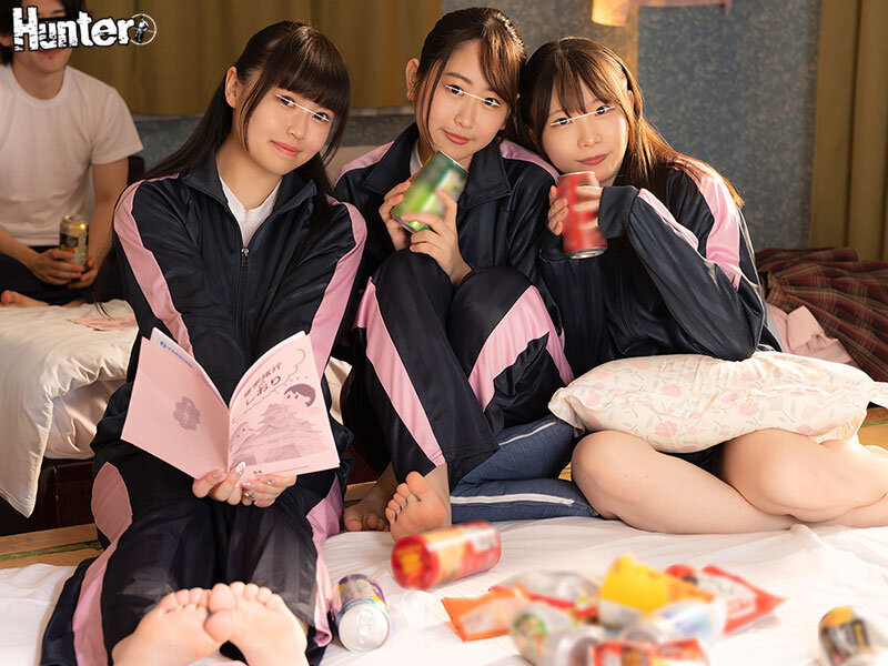 修学旅行先のホテルで目を覚ましたらクラスメイト女子がレズってる！気まずい！起きれない！目の前でそんな事されたら！パシリのボクが一発逆転！ - サンプル画像 - 1